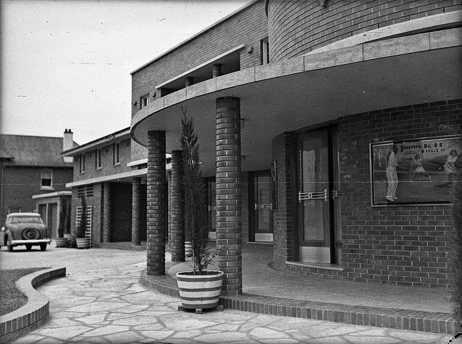 Vauxhall Inn, Granville — curved brick entrance and colonnade — photograph, from Parramatta Road, 1939