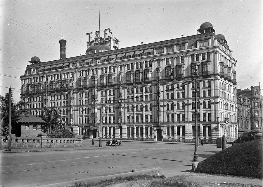 T&G Mutual Life building, Elizabeth Street, Sydney — photograph, from Elizabeth Street, c. 1911–29