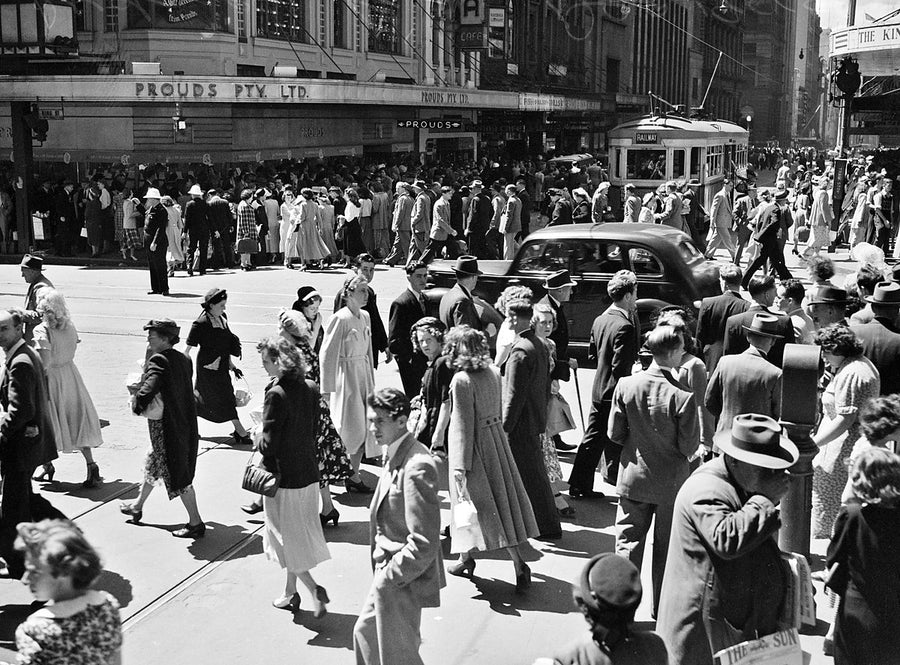 Crowds at the Prouds corner, King Street, Sydney — photograph, from King Street, 1949