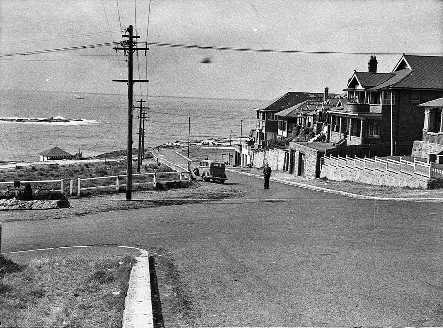 Street corner above Wylie's Baths, Coogee — photograph, from Wylie's Baths, 1937