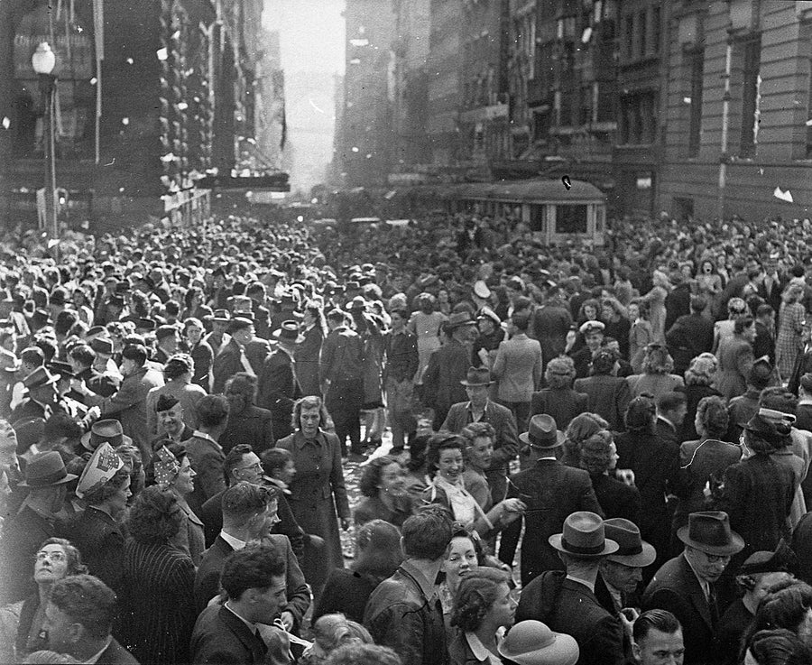 Crowds in a Sydney street, peace celebrations — photograph, from Sydney, 1945