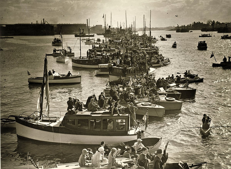 Boating crowds on a Sydney waterway — photograph, from Sydney, c. 1925–40