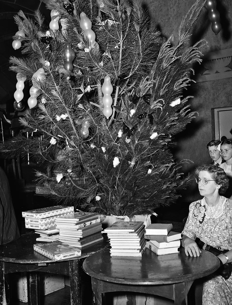 Christmas tree and presents at the Grace Bros children's Christmas, Sydney — photograph, from Sydney, 1935–50