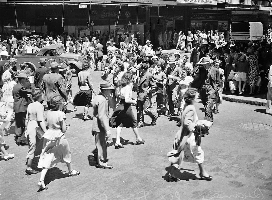 Crowds crossing Pitt Street outside Shirley Shoe Co., Sydney — photograph, from Pitt Street, 1949