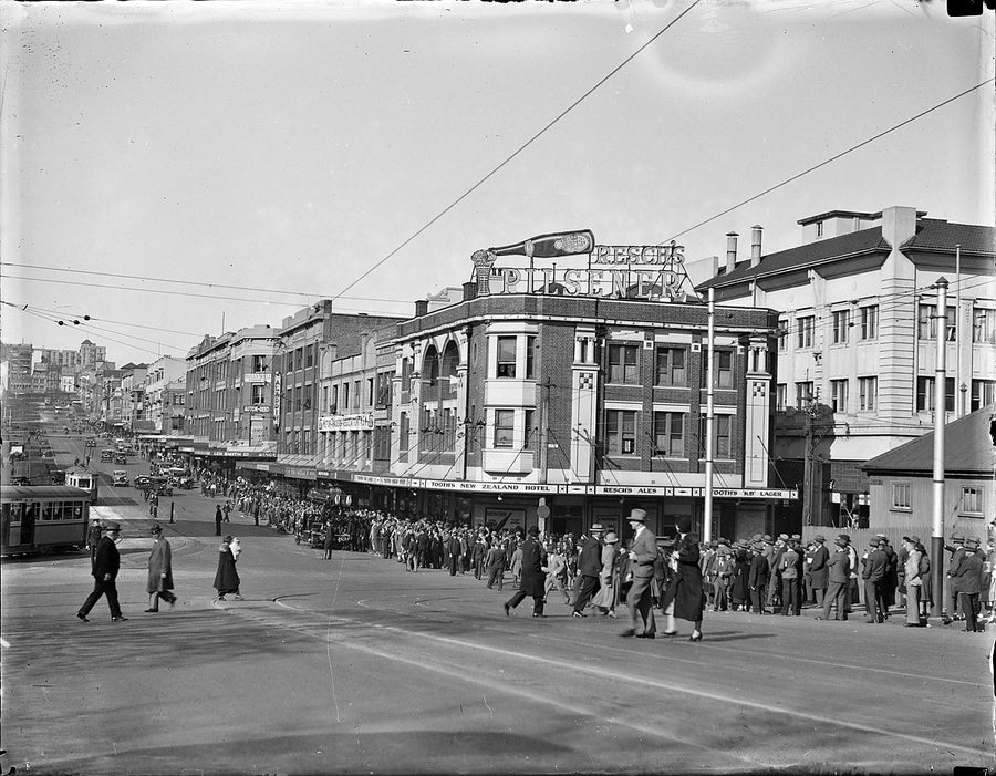 Tooth's New Zealand Hotel, corner of William and Yurong Streets, Sydney — photograph, from Yurong Street, 1934–35