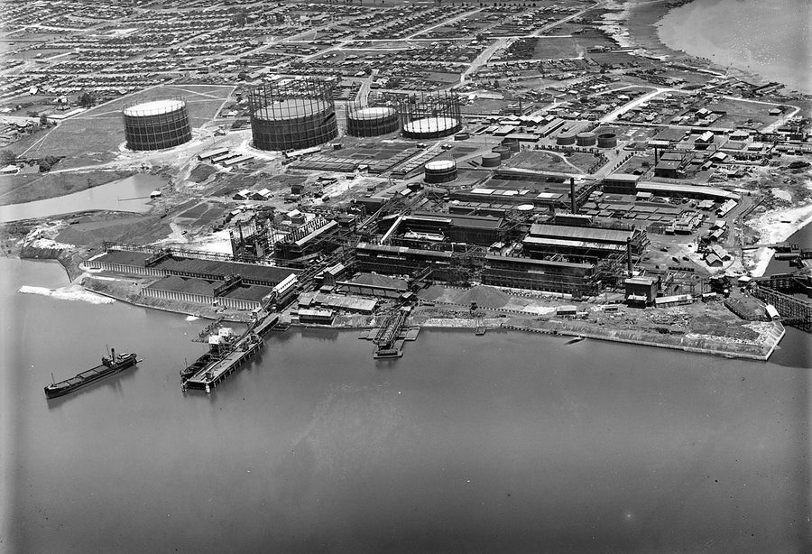 Australian Gas Light Company works on the Mortlake peninsula, from the air — photograph, from Mortlake, c. 1939