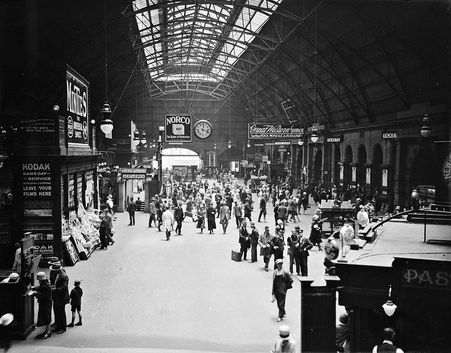 Crowds on the concourse at Central Railway Station, Sydney — photograph, from Haymarket, c. 1927–29