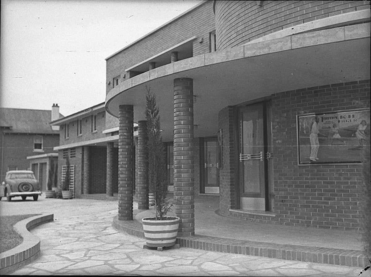 Vauxhall Inn, Granville — curved brick entrance and colonnade — photograph, from Parramatta Road, circa 1939