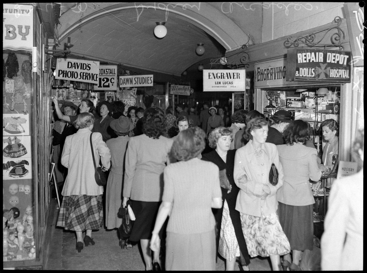 Shoppers in a Sydney arcade, April 1950 — photograph, from Sydney, New South Wales, circa 1950