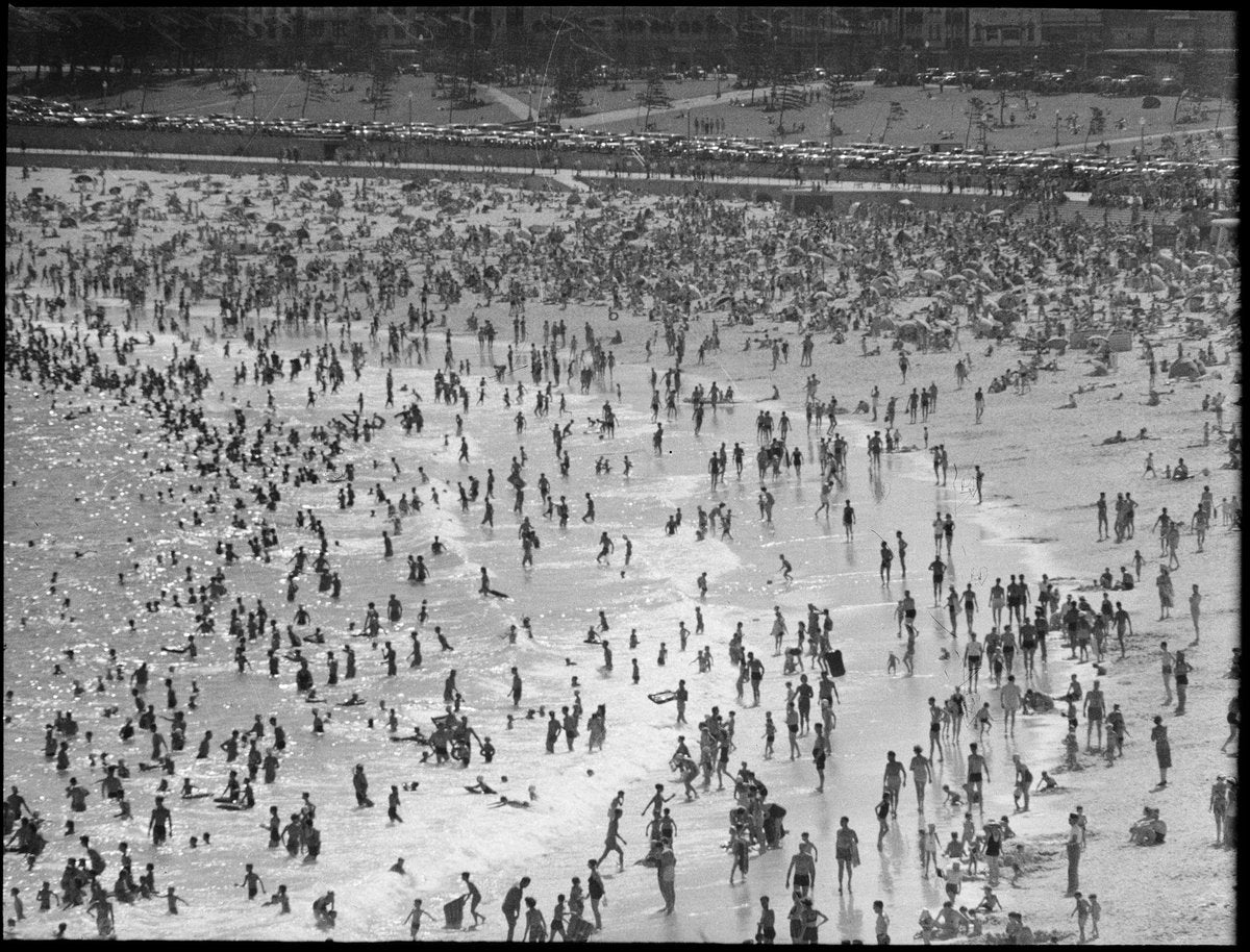 Crowds on a Sydney ocean beach — photograph, from Sydney, New South Wales, circa 1950