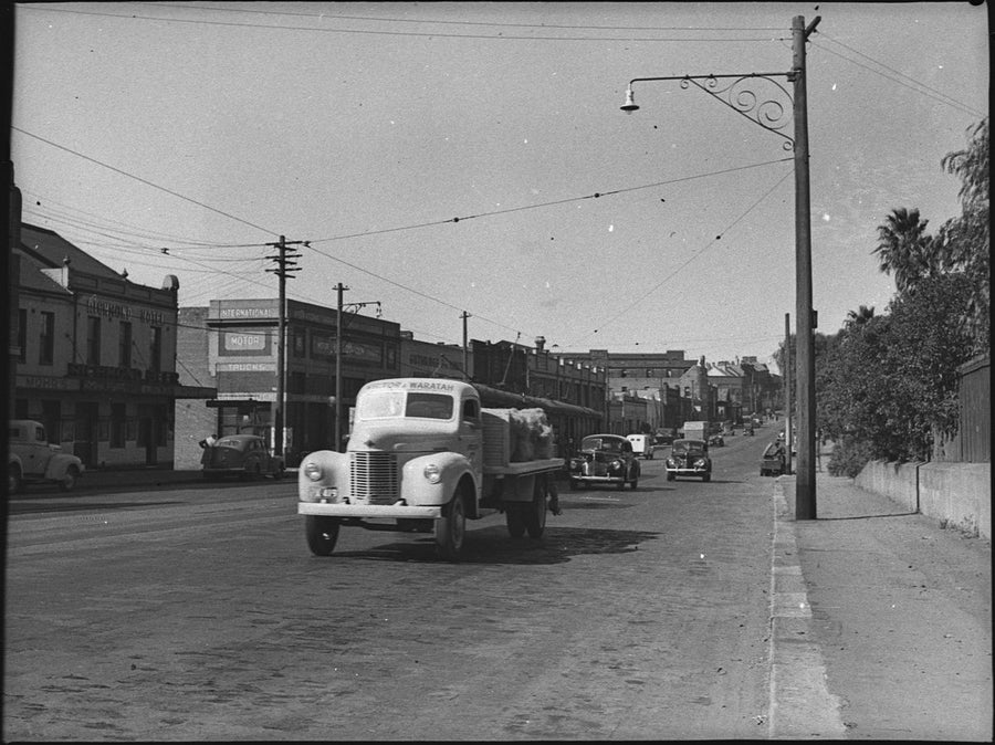 Truck on Parramatta Road at the Richmond Hotel, Camperdown — photograph, from Parramatta Road, circa 1946