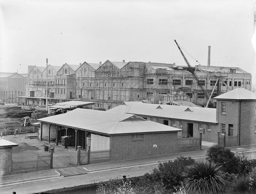 Building under construction with derrick crane and brick outbuildings, Sydney — photograph, from Sydney, c. 1924–27