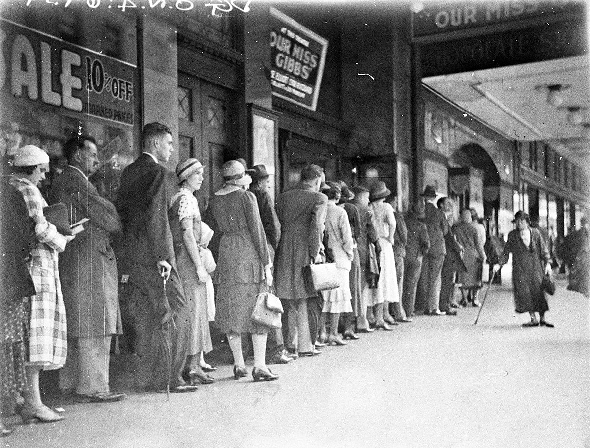 Queue for 'Our Miss Gibbs' seats at Her Majesty's Theatre, Sydney — photograph, from Market Street, circa 1934