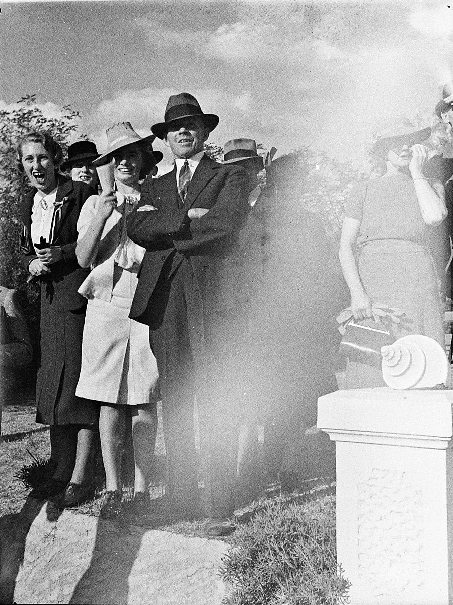 Spectators at the GPS Regatta, Nepean River, Penrith — photograph, from Penrith, circa 1940