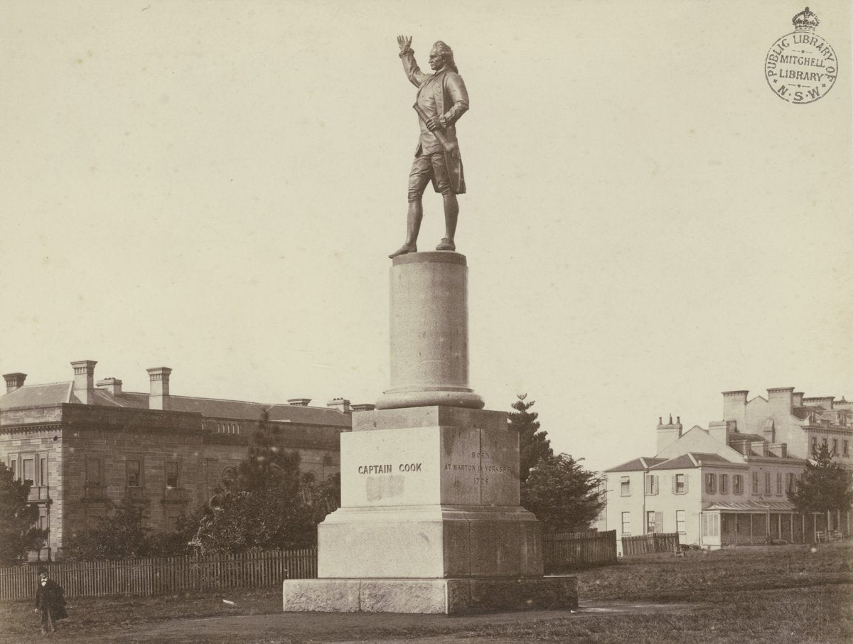 Captain Cook statue, Hyde Park, with the Australian Museum beyond — photograph, from Hyde Park, circa 1880