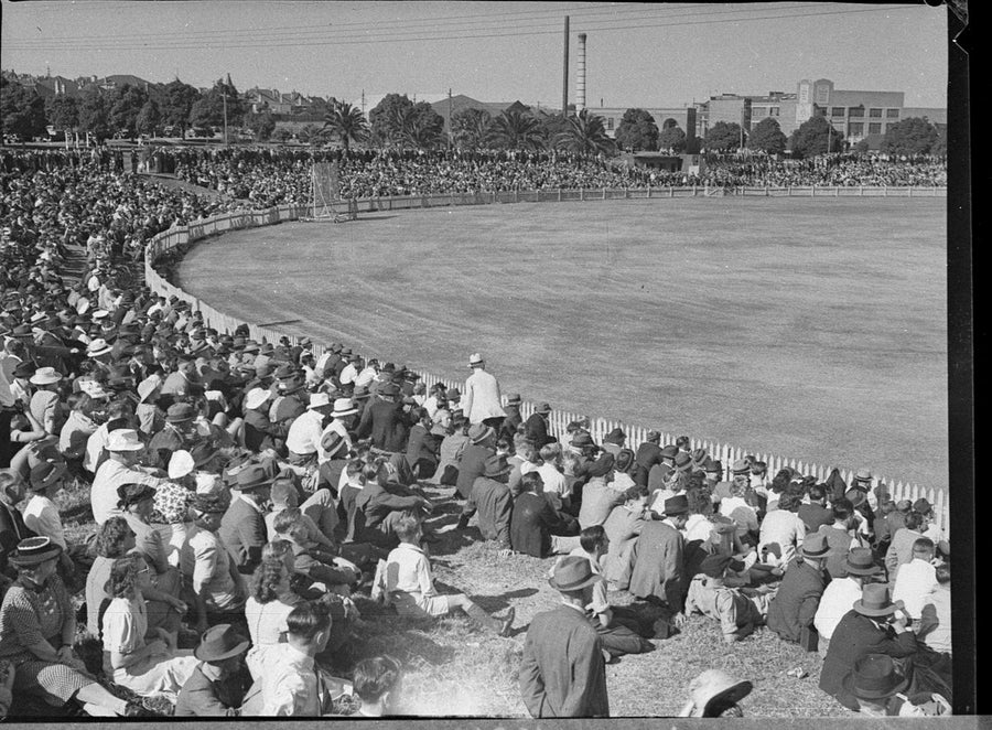 Record crowd at cricket, Marrickville Oval, 1944 — photograph, from Marrickville Oval (Marrickville Park), Marrickville, circa 1944