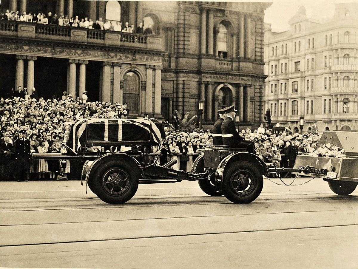 Flag-draped coffin on an army gun carriage, Sydney funeral procession — photograph, from Sydney, c. 1910–50