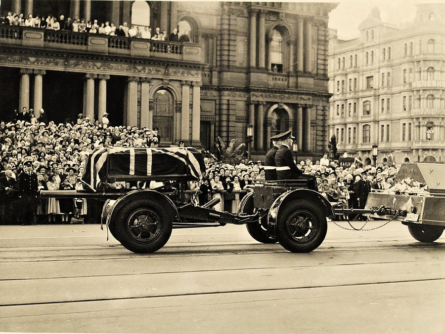 Flag-draped coffin on an army gun carriage, Sydney funeral procession — photograph, from Sydney, c. 1910–50