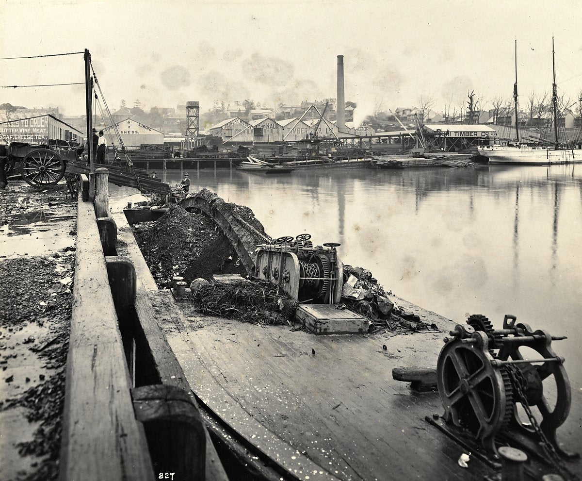 Refuse-laden punt at the Blackwattle Bay wharves, Sydney, 1900 — photograph, from Blackwattle Bay, circa 1900