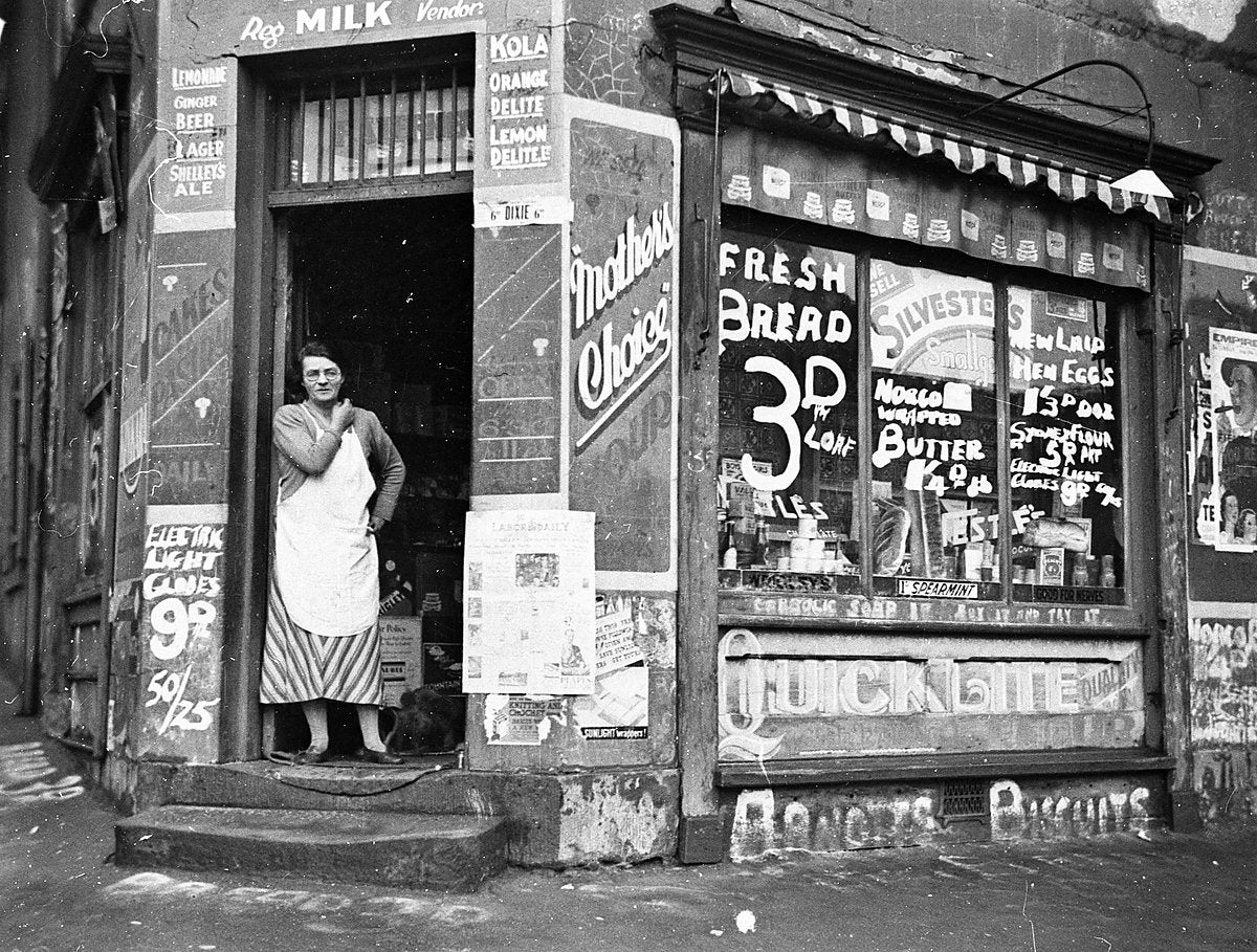 Depression bread wars corner store, Riley and Fitzroy Streets, Surry Hills — photograph, from Fitzroy Street, circa 1934