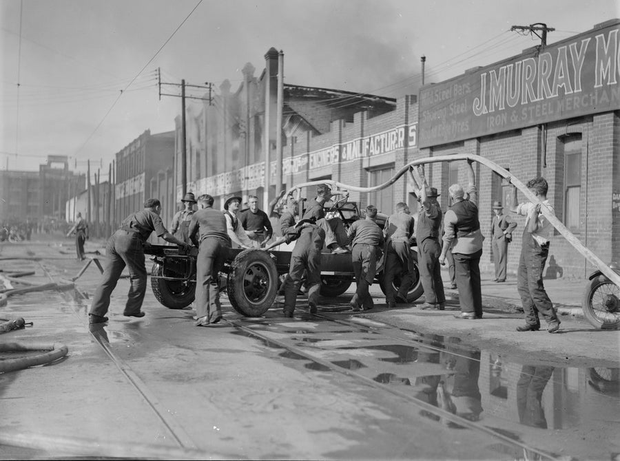Salvaging a motor chassis at the Phillip Street fire, Redfern, 1934 — photograph, from Phillip Street, circa 1934
