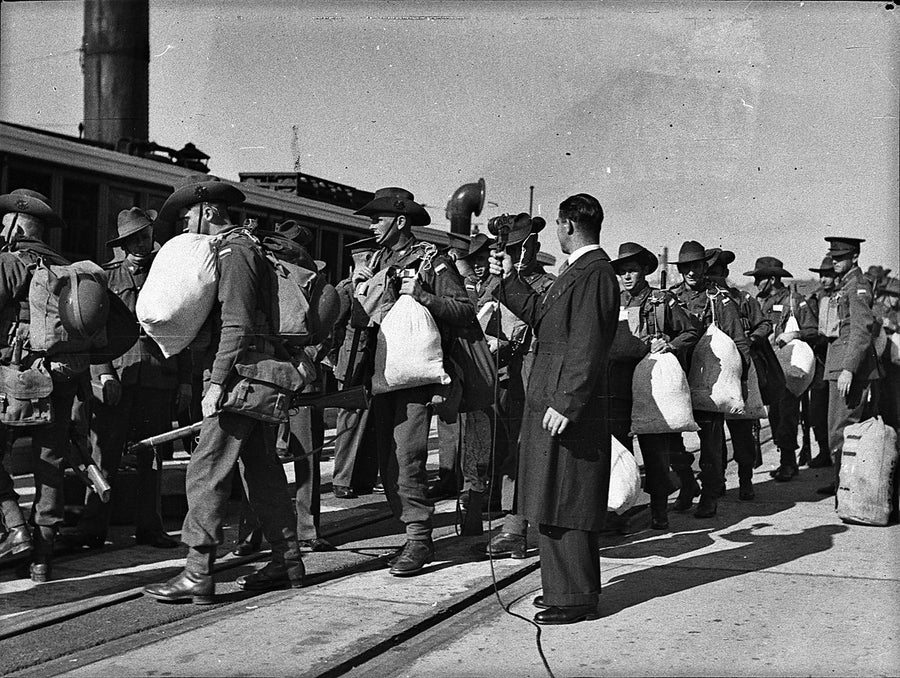 2/4th Infantry soldiers off to war at Darling Harbour, 1940 — photograph, from Darling Harbour, circa 1940