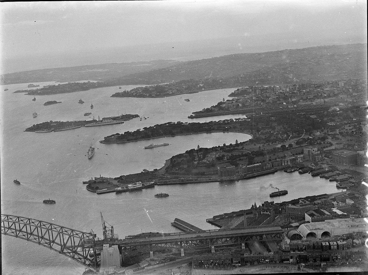 Sydney Harbour Bridge arch under construction, aerial view over Circular Quay — photograph, from Sydney, c. 1928–30