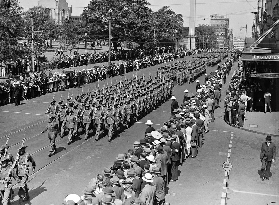 2nd AIF troops marching through Sydney past the T&G Building — photograph, from Sydney CBD, circa 1937