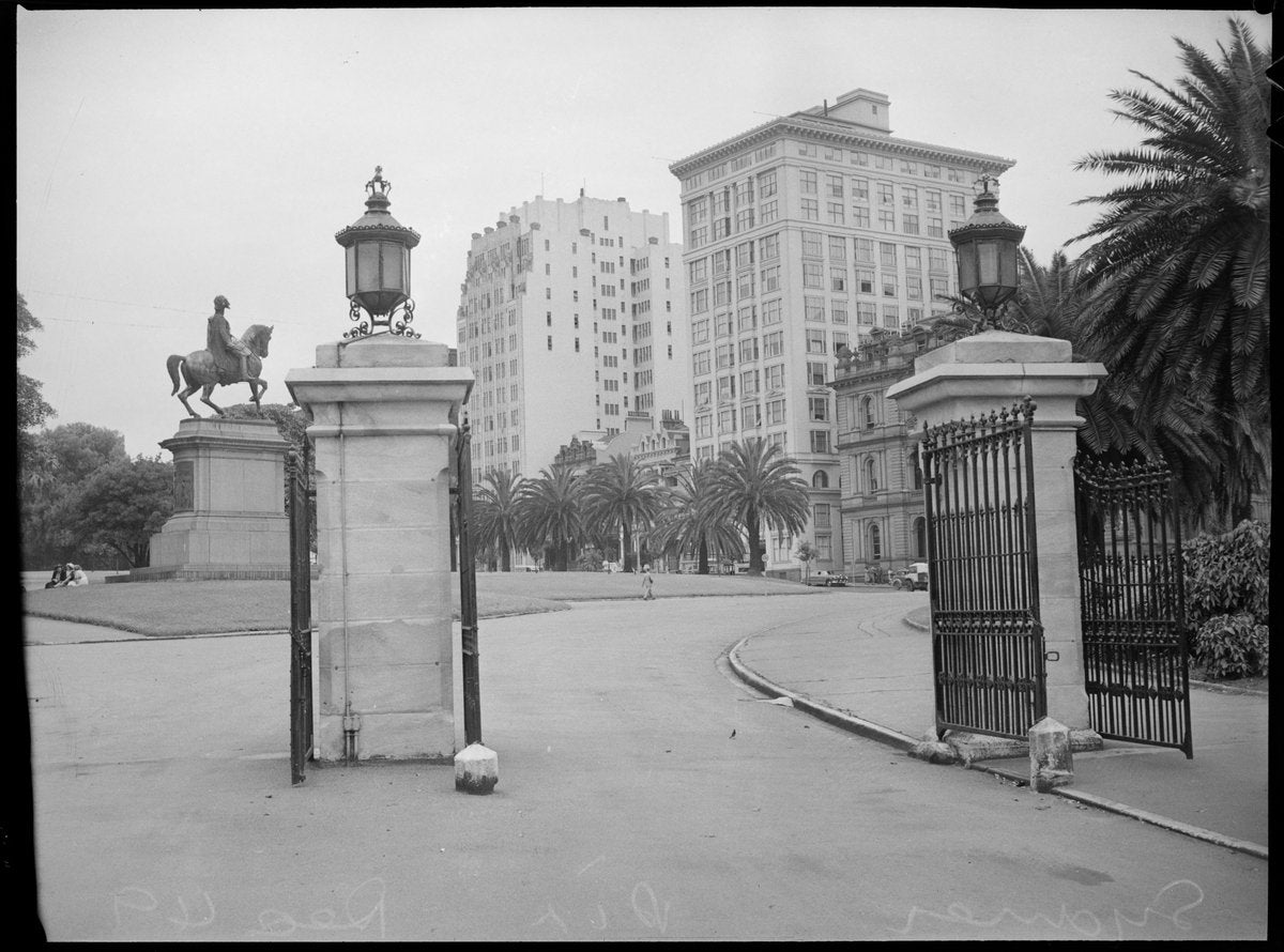 Royal Botanic Garden gates and equestrian statue, looking toward Macquarie Street — photograph, from Royal Botanic Garden, Sydney, circa 1949
