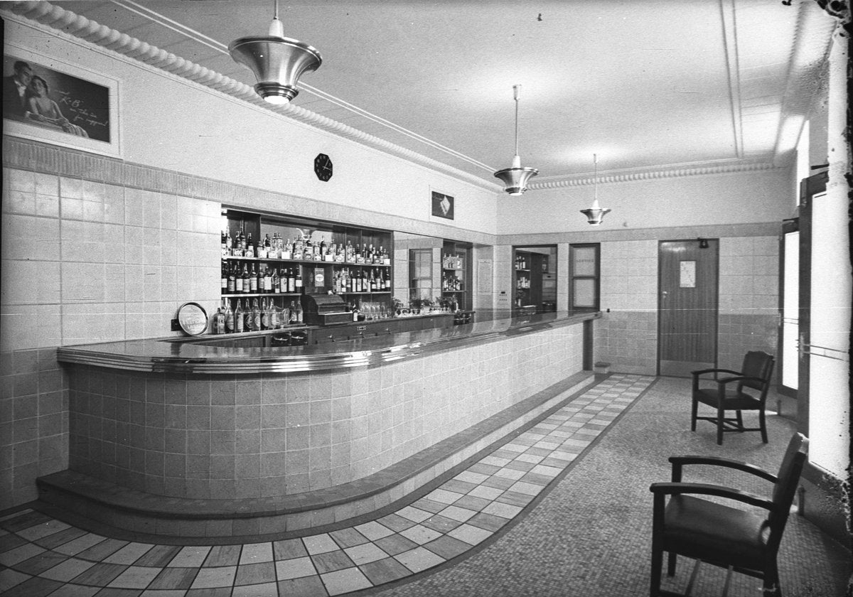 Public bar interior, Vauxhall Inn, Granville — photograph, from Vauxhall Inn, circa 1939