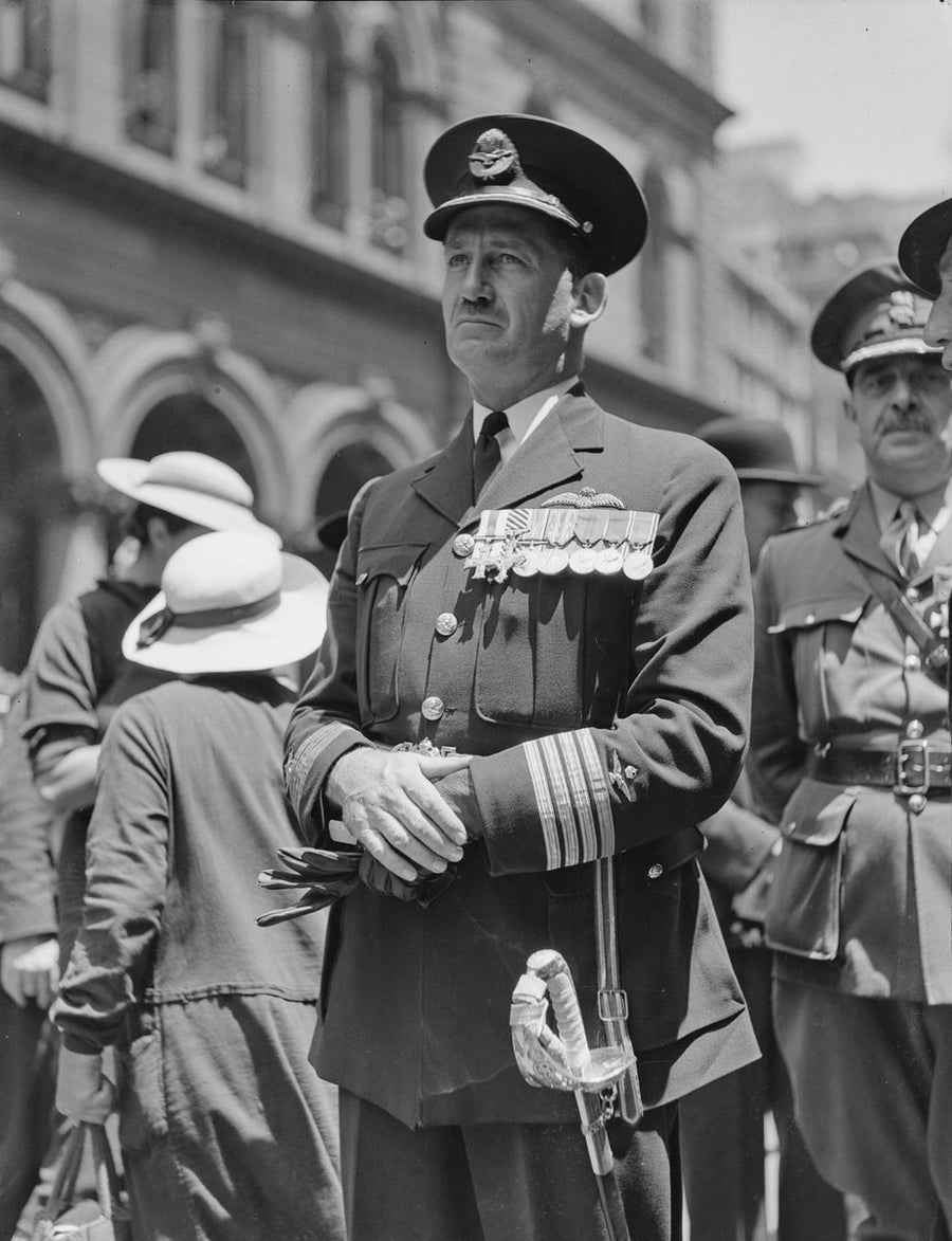 RAAF officer at the Armistice Day wreath-laying, Cenotaph, Martin Place, 1937 — photograph, from Martin Place, circa 1937