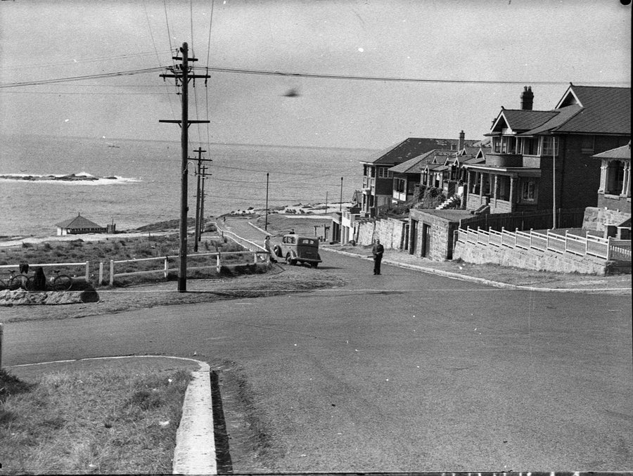 Street corner above Wylie's Baths, Coogee — photograph, from Wylie's Baths, Coogee, circa 1937