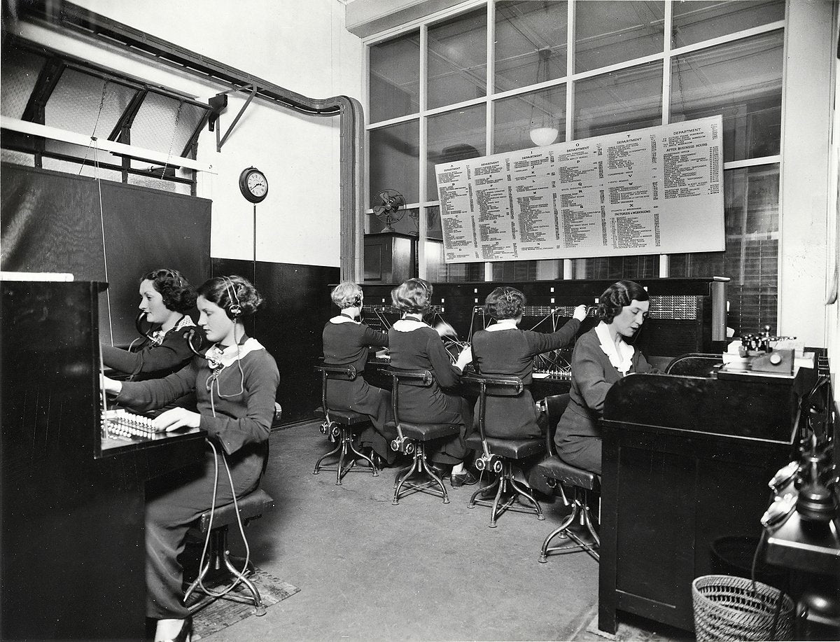 Telephone exchange staff at Anthony Hordern & Sons, Sydney — photograph, from Sydney CBD, c. 1905–38