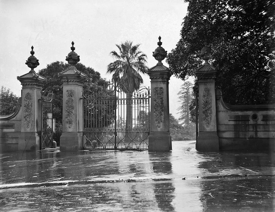 Botanic Gardens entrance gates, Sydney — photograph, from Royal Botanic Garden, c. 1927