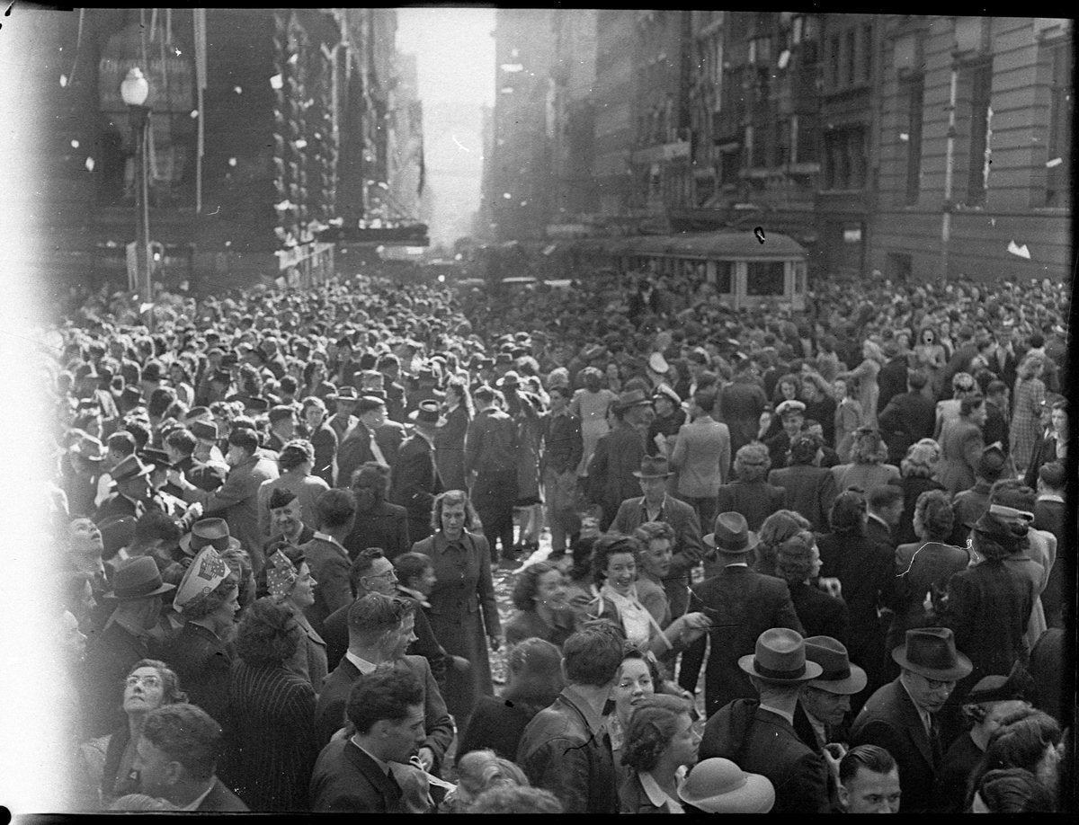 Crowds in a Sydney street, peace celebrations, August 1945 — photograph, from Sydney, New South Wales, circa 1945