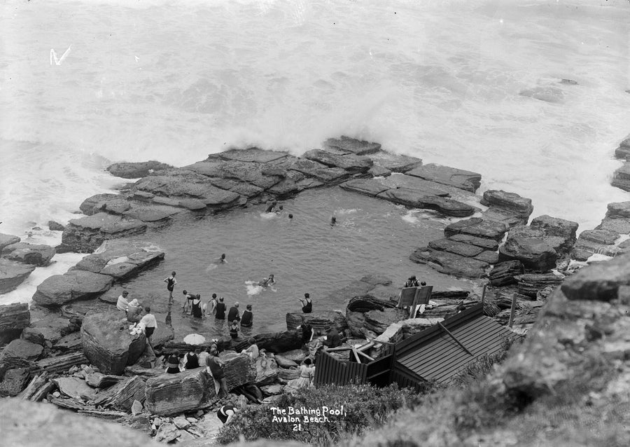 Rock bathing pool and dressing shed, Avalon Beach — photograph, from Avalon Beach, circa 1925