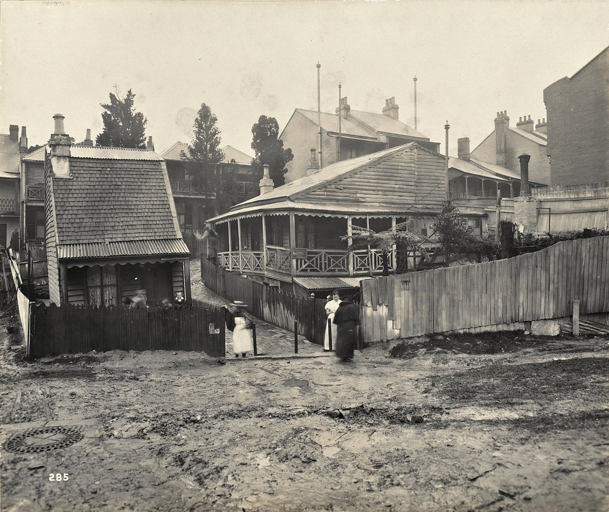 Weatherboard cottages in the plague quarantine area, The Rocks — photograph, from The Rocks, 1900