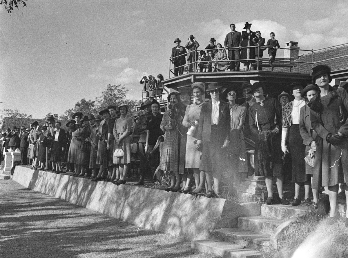 Regatta crowd on the Nepean River bank, Penrith, 1940 — photograph, from Penrith, circa 1940