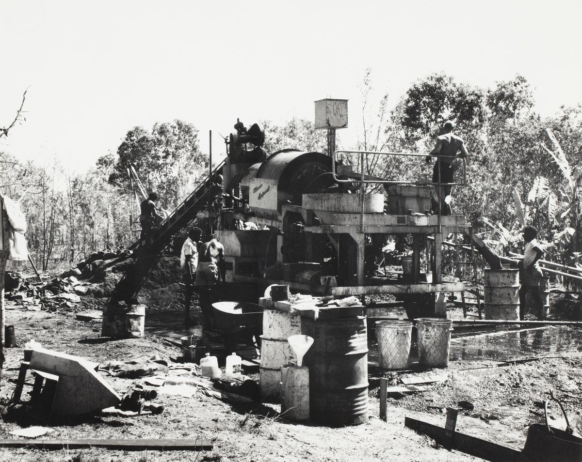 Men operating a mobile crushing plant in cleared bushland, New South Wales — photograph, circa 1979