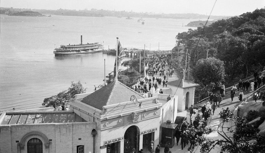 Ferry crowds at the Athol Wharf entrance to Taronga Zoo — photograph, from Taronga Zoo, circa 1916