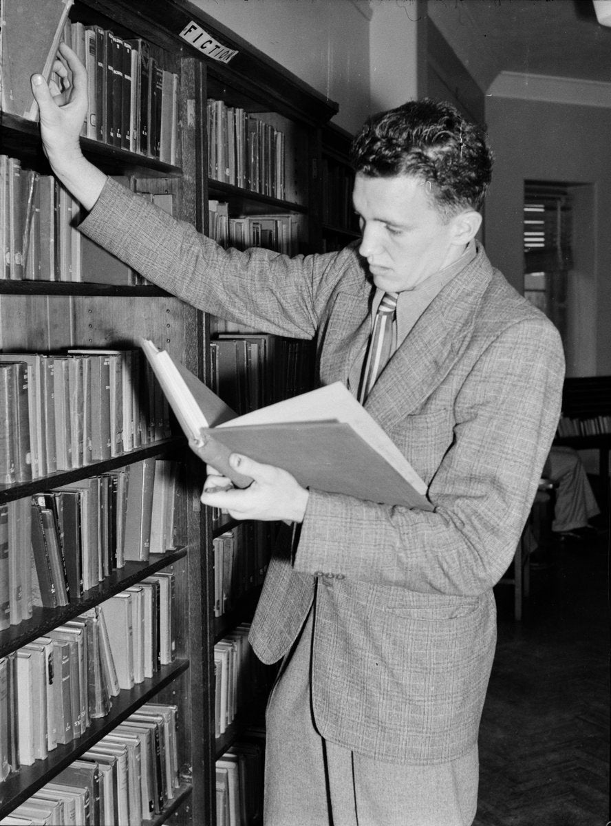 Browsing the fiction shelves at a Sydney teachers college, 1950 — photograph, circa 1950