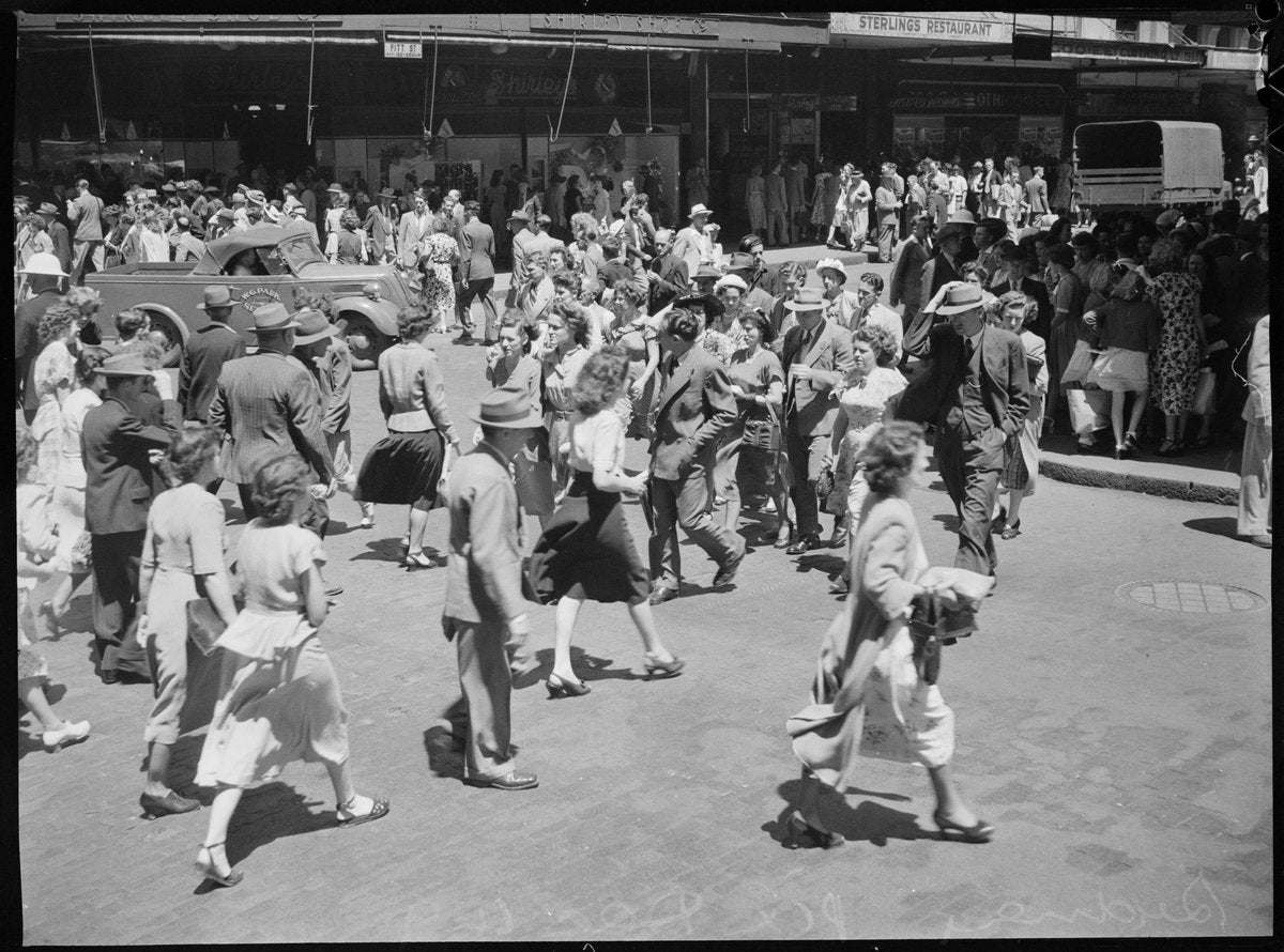 Crowds crossing Pitt Street outside Shirley Shoe Co., Sydney — photograph, from Pitt Street, Sydney, circa 1949