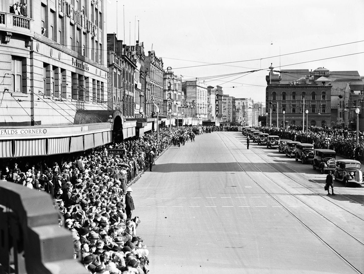 Crowds line George Street at Bebarfald's Corner opposite Sydney Town Hall, 1935 — photograph, circa 1935