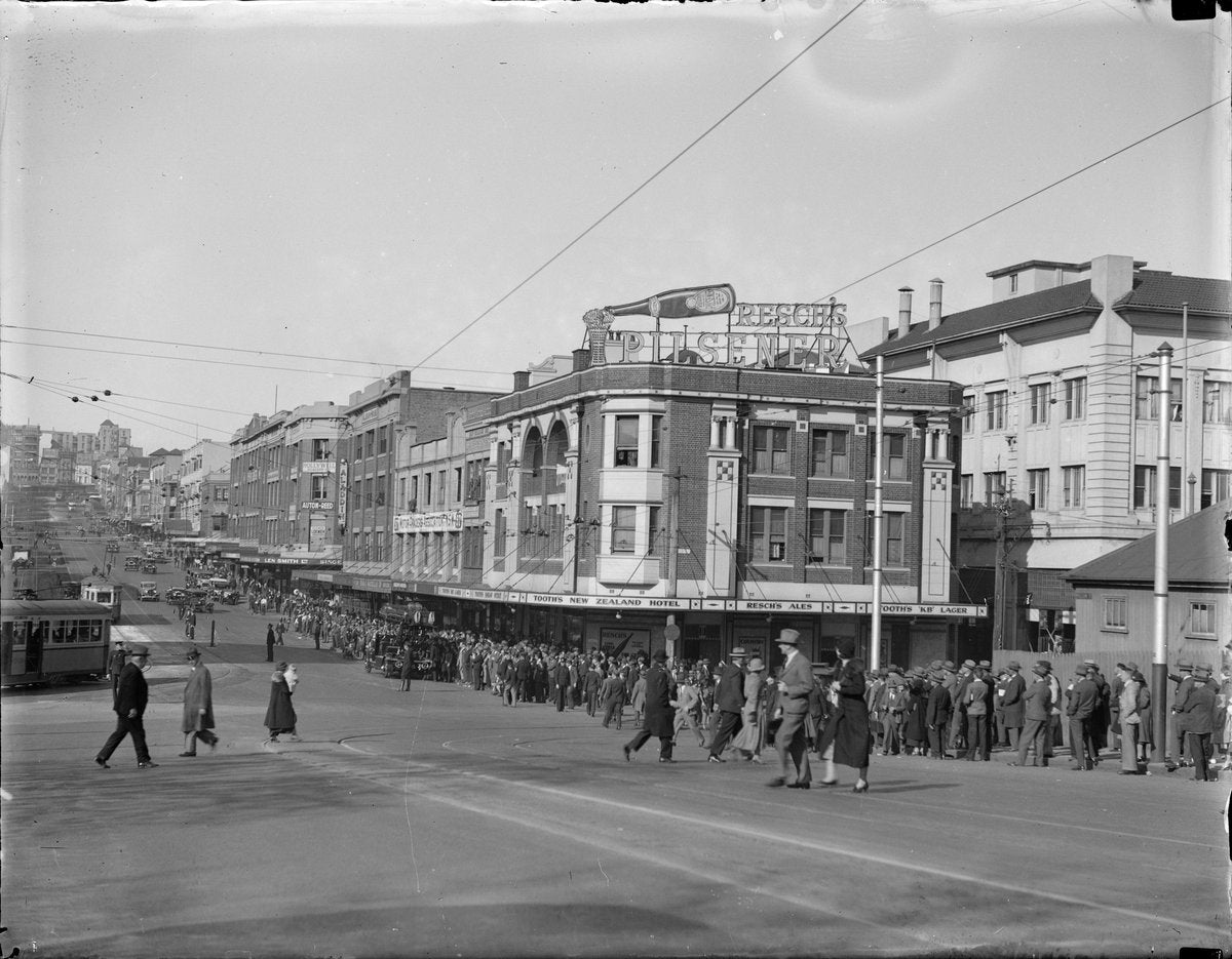 Tooth's New Zealand Hotel, corner of William and Yurong Streets, Sydney, 1934 — photograph, from Yurong Street, circa 1934