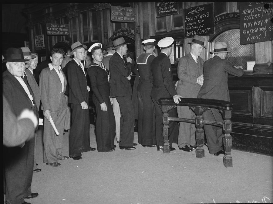 North Coast ticket queue at Central Railway Station, Boxing Day 1939 — photograph, from Eddy Avenue, circa 1939