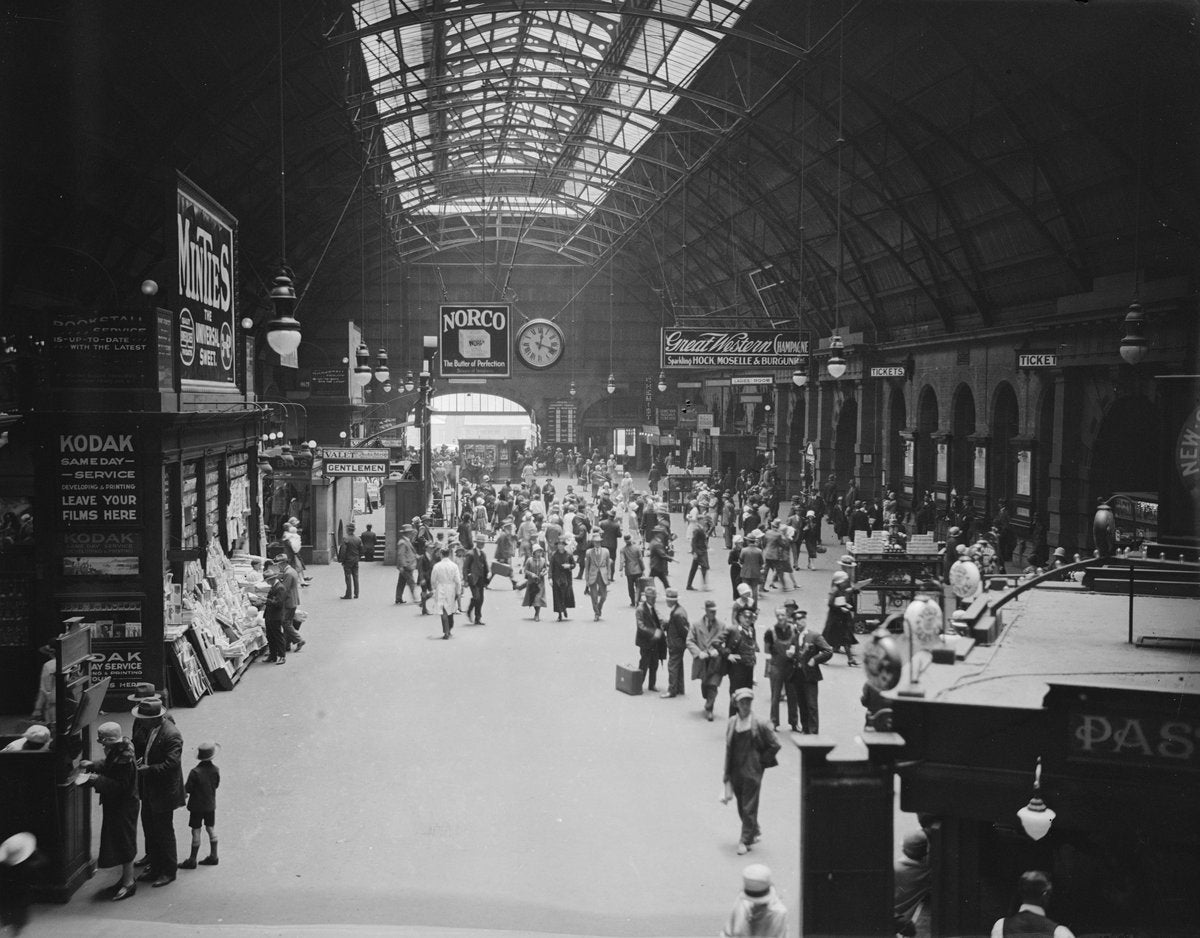 Crowds on the concourse at Central Railway Station, Sydney — photograph, from Quay Street, circa 1927
