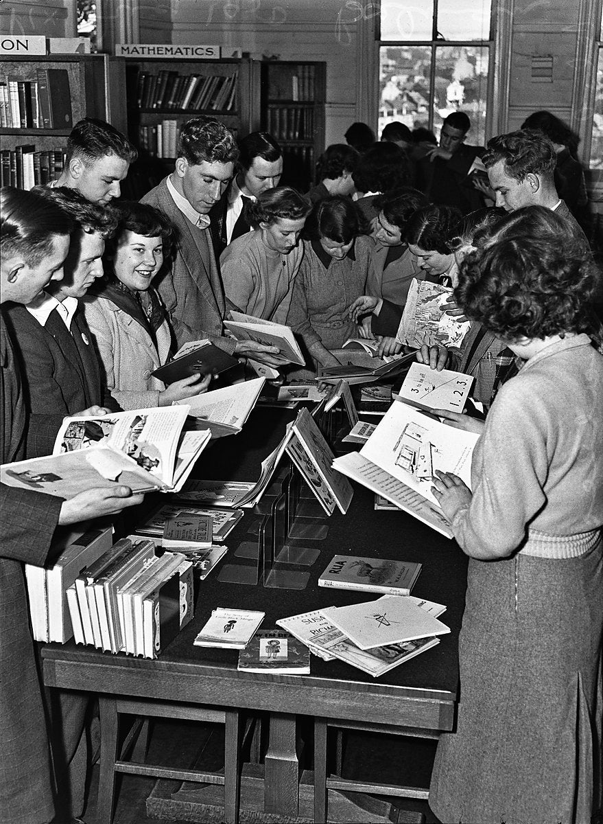 Student teachers with books at Balmain Teachers' College — photograph, from Balmain, circa 1950